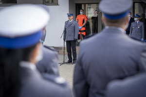 Komendant przemawia do zaproszonych gości