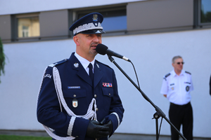 Komendant policji przemawia do mikrofonu.