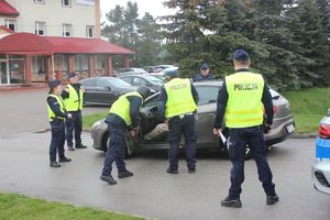 Zatrzymanie samochodu przez policjantów.