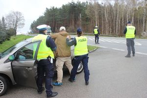 Zatrzymany przez policjantów.