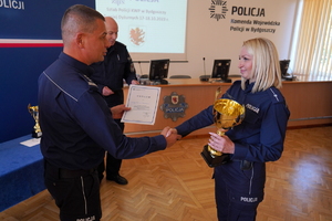 Pierwszy Zastępca Komendanta Wojewódzkiego Policji w Bydgoszczy wręcza puchar policjantce