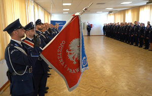 uroczystość związana ze zmianą Komendantów. Policjanci odbierają rozkazy personalne