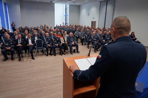 &quot;Kryształowe Serca&quot; oraz odznaczenia wręczone policjantom z regionu oraz zaproszonym gościom. Przemówienia zaproszonych gości oraz gratulacje dla policjanta od uratowanego mężczyzny