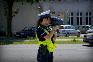 Policjanci ruchu drogowego podczas działań na drodze