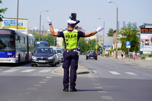 Policjanci ruchu drogowego podczas działań na drodze