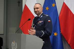 ujęcie na przemawiającego Komendanta