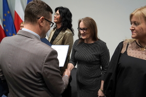 wyróżnieni otrzymują gratulacje od Wojewody