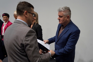 wyróżnieni otrzymują gratulacje od Wojewody