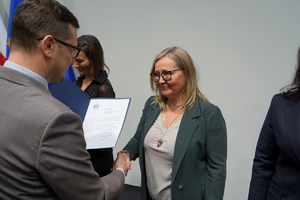 wyróżnieni otrzymują gratulacje od Wojewody