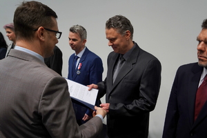 wyróżnieni otrzymują gratulacje od Wojewody