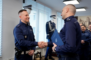 Komendant gratuluje policjantowi