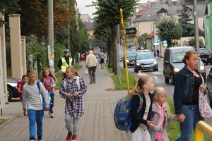 policjant czuwa nad bezpieczeństwem w rejonie szkoły