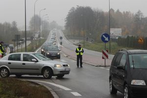 policjanci kierują ruchem w okolicy cmentarza w Złotopolu