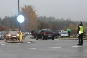 policjanci kierują ruchem w okolicy cmentarza w Złotopolu