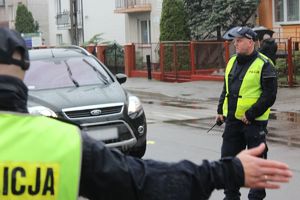 policjanci kierują ruchem przy cmentarzu w Lipnie