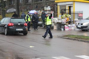 policjanci kierują ruchem przy cmentarzu w Lipnie