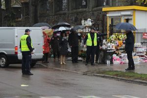 policjanci kierują ruchem przy cmentarzu w Lipnie