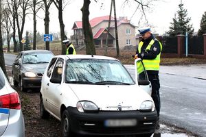 policjanci kontrolują pojazdy