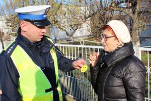 policjant wręcza odblaski