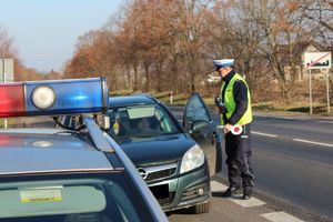 policjant podczas kontroli drogowej