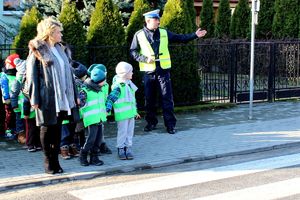 edukacyjny spacer z policjantami - przekraczanie jezdni