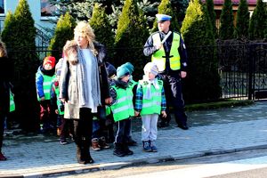 edukacyjny spacer z policjantami-przekraczanie jezdni