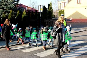 edukacyjny spacer z policjantami-przekraczanie jezdni