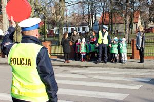 edukacyjny spacer z policjantami-przekraczanie jezdni