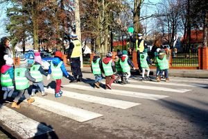 edukacyjny spacer z policjantami-przekraczanie jezdni