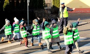 edukacyjny spacer z policjantami-przekraczanie jezdni