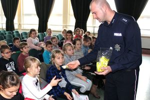 policja rozdaje odblaski