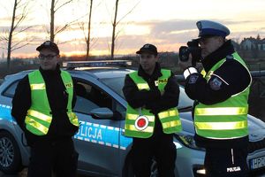 policjant ruchu drogowego i policjanci z oddziału prewencji policji