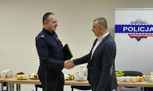 komendant żegna policjanta