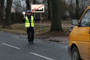 policjant zatrzymuje auto do kontroli