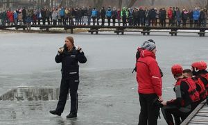 policjantka prowadzi pogadankę profilaktyczną