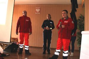ratownicy podczas prelekcji i policjantka