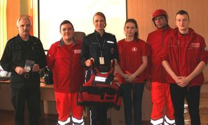 zdjęcie pamiątkowe policjantka, strażak i woprowcy
