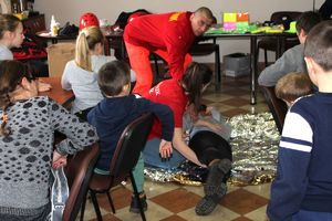 woprowcy pokazują pierwszą pomoc