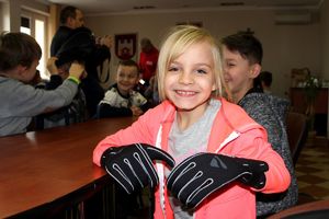 dzieci mierzą sprzęt ratunkowy