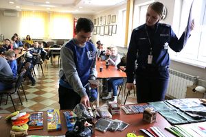 jeden ze zwycięzców odbiera nagrody