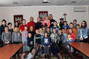 wspólna fotografia gości skępskiej biblioteki