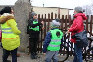dzieci wręczają odblaski przechodniom