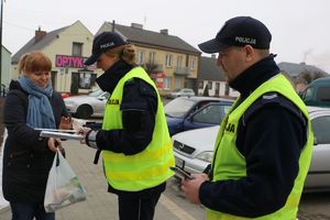policjanci wręczają odblaski