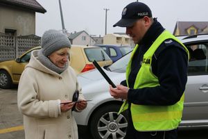 policjanci wręczają odblaski