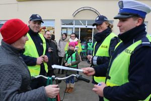 policjanci wręczają odblaski