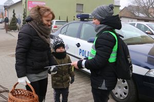 dzieci wręczają odblaski
