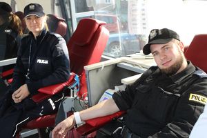 policjanci podczas zbiórki krwi