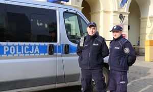 policjanci na tle radiowozu