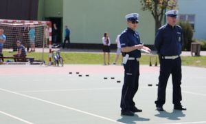 policjanci na boisku szkolnym