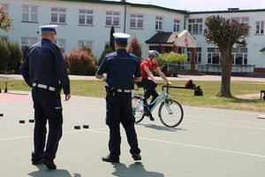 policjanci oceniają przejazd na torze przeszkód